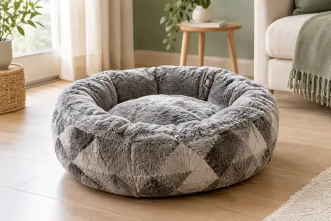 Panier rond Feandrea gris en peluche à poils longs, posé dans un intérieur lumineux aux tons crème et bois clair.